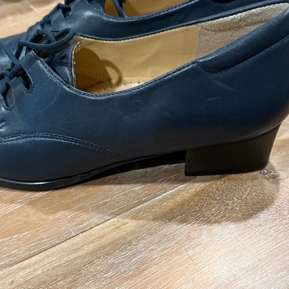Trotters  Navy Leather Heels sz 8 1/2 N